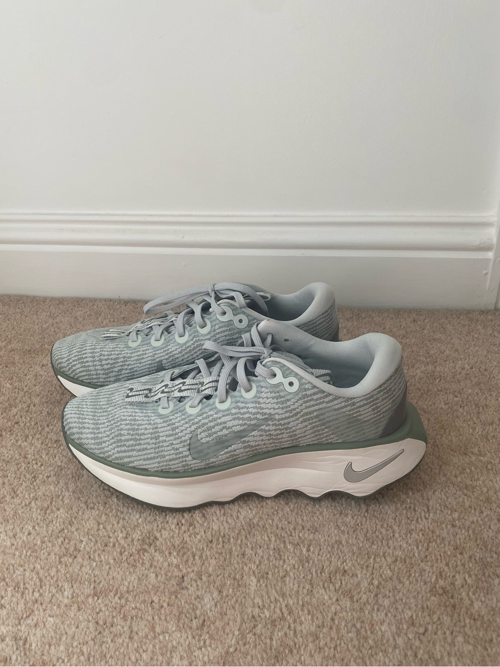 Nike Motiva Womens Size 9 Green Grey Athletic Running Shoes DV1238006 Activewear